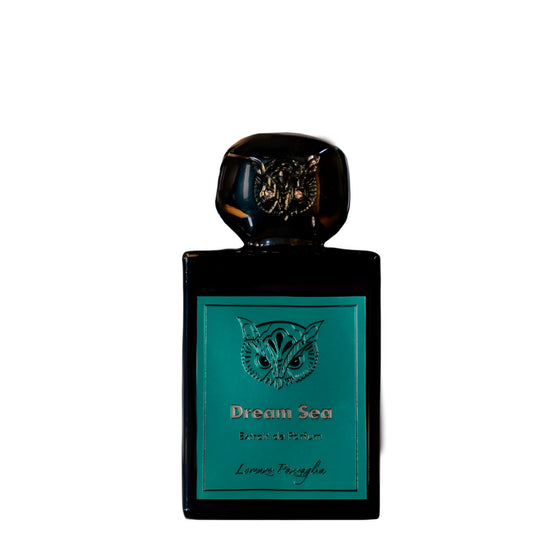 Dream Sea - The Scent Room  Extrait de Parfum   Top Notes: Watery Notes, Ozonic notes, Black Pepper, Green Notes, Pink Pepper Heart Notes: Ylang-Ylang, White Flowers, Spices, Bulgarian Rose Base Notes: Vanilla, Salt, Ambergris, Sandalwood, Cedar