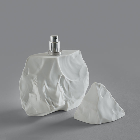Light - The Scent Room     Top Notes: Hinoki, Galbanum, Coriander, Violet Leaf Heart Notes: Metallic Notes, Orris Root Base Notes: Ambergris, Leather, Musk, Cedar, Patchouli